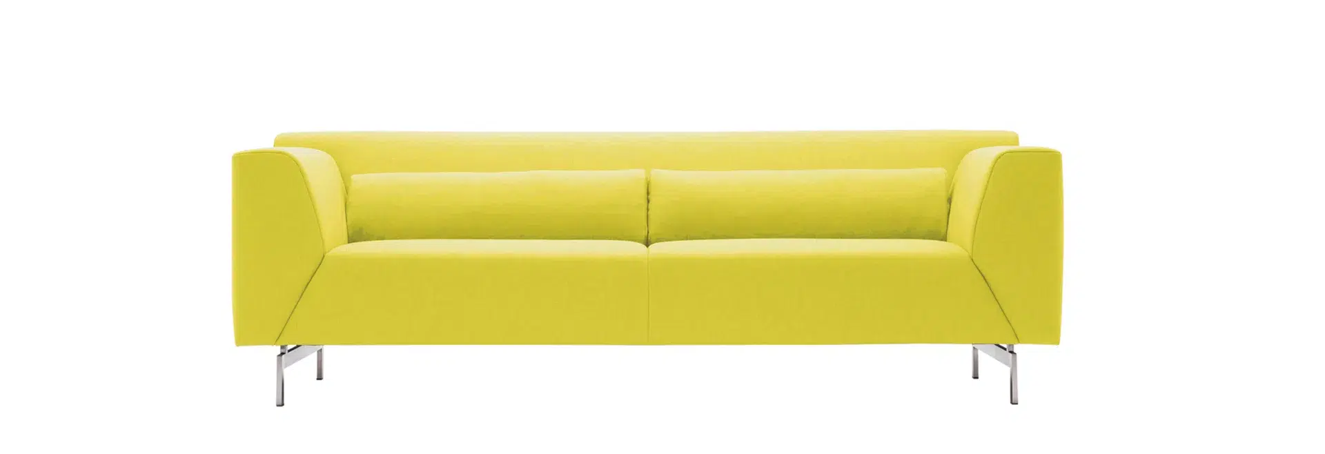 Gelbes, gepolstertes Sofa mit Metallbeinen.