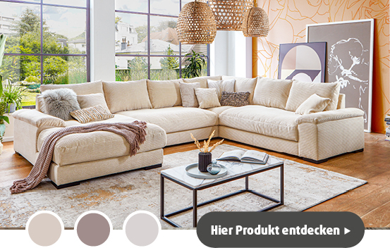 Geräumiges, gemütliches Wohnzimmer mit Sofaecke und Dekorationen.
