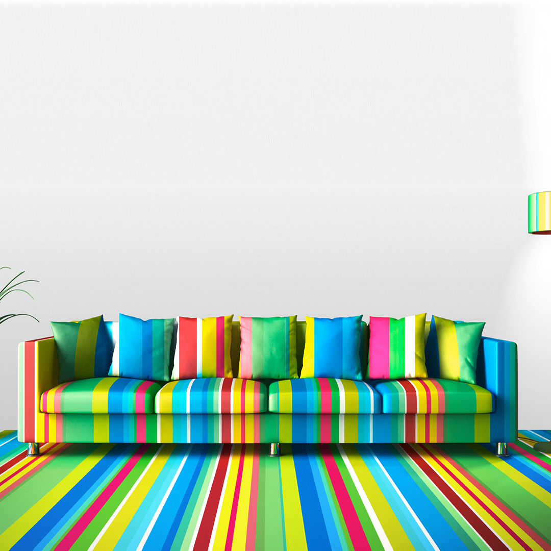Farbenfrohe, gestreifte Couch vor weißer Wand.