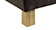 Ein modischer Holztisch mit minimalistischem, eleganten Design.