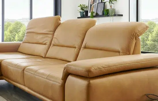 Großer, bequemer Ledersofa im modernen Wohnzimmer.