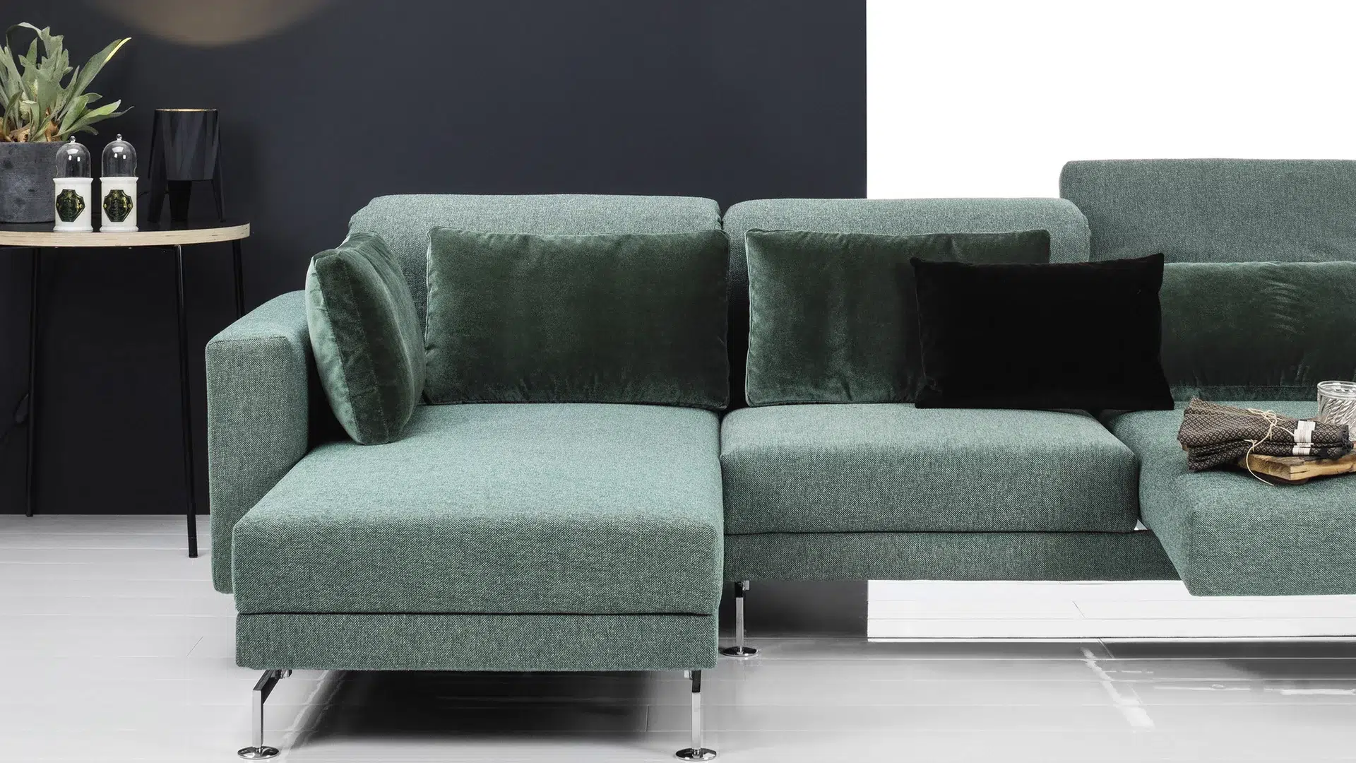 Grünes Sofa mit Kissen in moderner Inneneinrichtung.